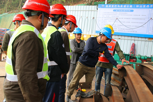圖一：召開進(jìn)洞前現(xiàn)場會議，檢查鋼拱架.jpg